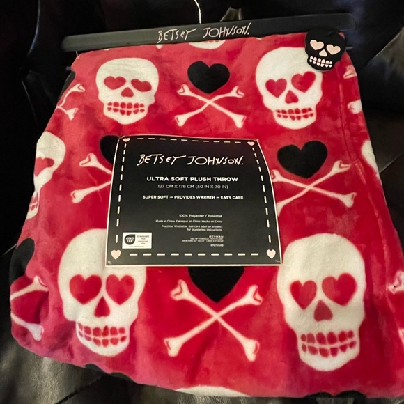 BETSEY JOHNSON NWT Pink Skulls Crossbones Ultra Soft Plush Throw Blanket 💖💀🖤 - Picture 3 of 11